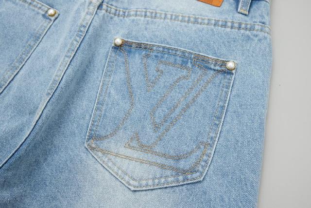 插手口袋设有拉链，便于取放物品，腋下拉链便于快速通风，拼接设计使活动自如