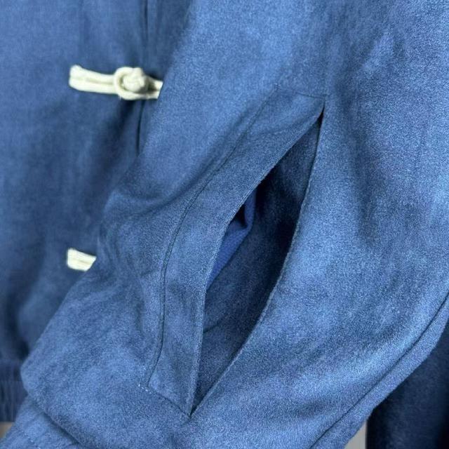 纯手工滴胶盘扣加上拉链门襟，袖子上三条杠压条从领口一直到袖口