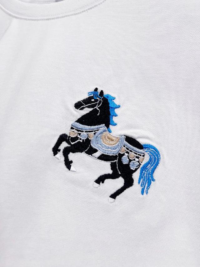 质感非常细腻，细节工艺精湛考究，塑造性极高的一款单品，任何时装都可以搭配