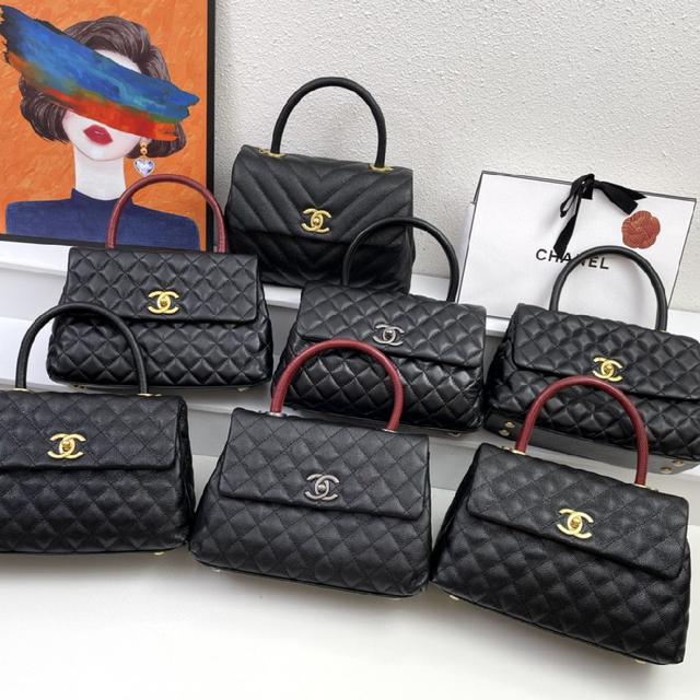 Chanel‼经典️系列🤟🏻🤟🏻独特设计肩背手提两用的扣盖包🙌Ⓜ️独一无二的材质