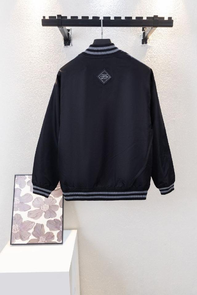 内身高级绸面衬里夹棉，不但有光泽度还有满身的提花logo，搭配内袋上的贴布刺绣镂空铭牌