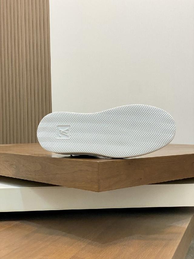 新品男士高端休闲运动鞋，选用进口头层牛皮丝印品牌