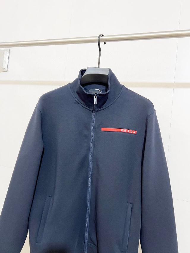 采用科技锦纶梭织面料，其高强度锦纶纤维经特氟龙涂层处理，实现防泼水、防风、抗撕裂三重功能防护。