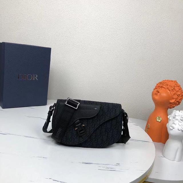 Christian Dior 尼龙提花肩带，可肩背或斜挎。 尼龙内部
