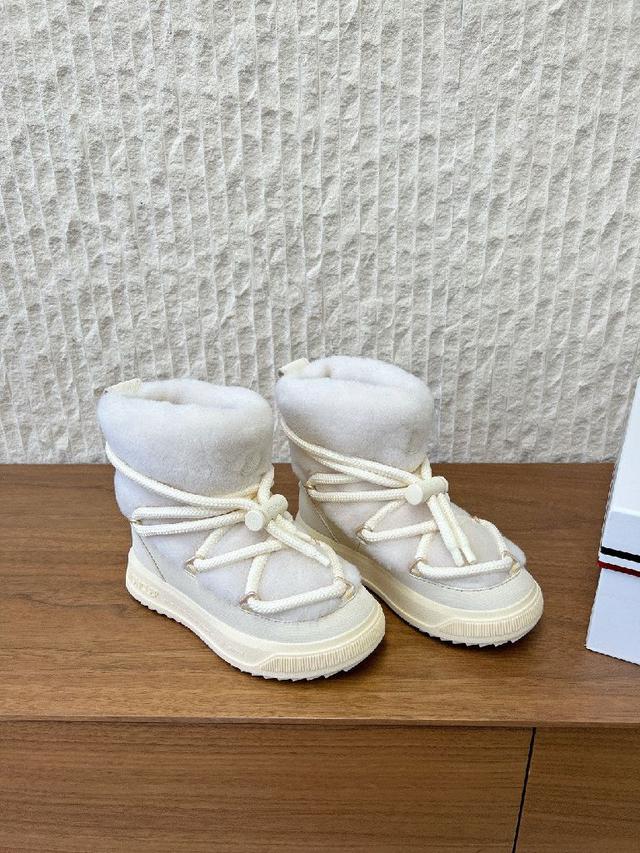 采用抽绳系带设计与保暖内衬，舒适温暖。 搭载强劲抓地的 Vibram