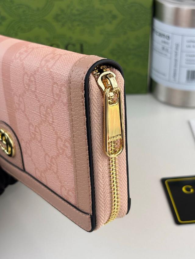 采用GG Supreme高级PVC面料 配以标志性双G 五金唛头