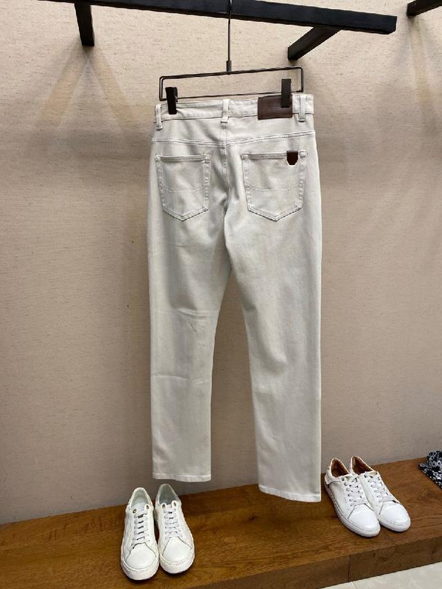 对于它的实穿性不得不竖起一个大拇指了，版型／细节设计没得挑