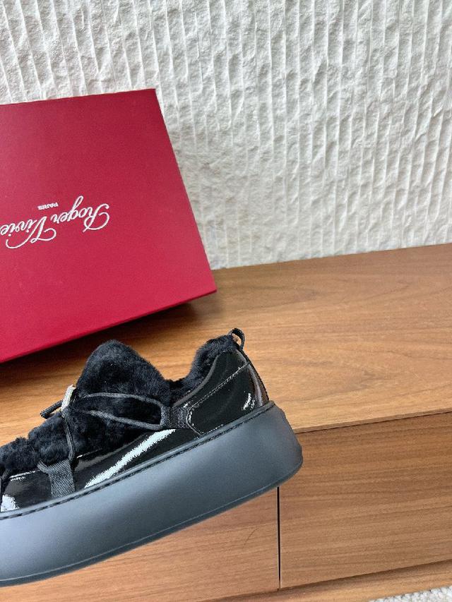 采用抽绳系带设计与保暖内衬，舒适温暖。 搭载强劲抓地的 Vibram