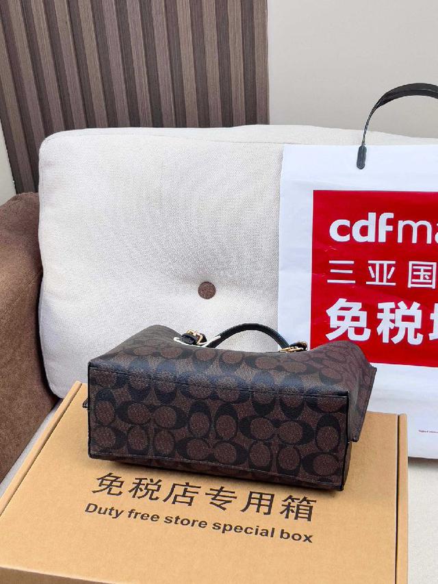 隔层超多，放东西超方便，多种搭配方式，可手拎可单肩