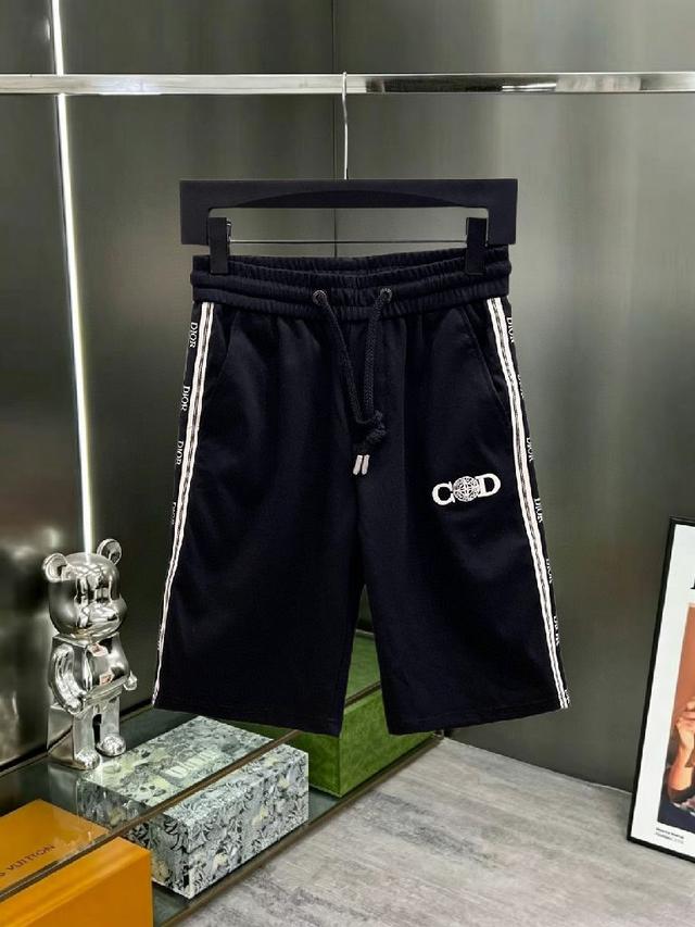 细节无可挑剔，顶级辅料配备，原版logo设计理念，手感细腻柔软！