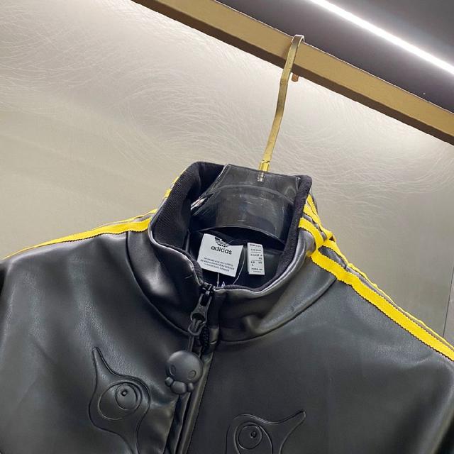 整件衣服原版剪裁设计非常个性，立领夹克的版型上身超酷😎，