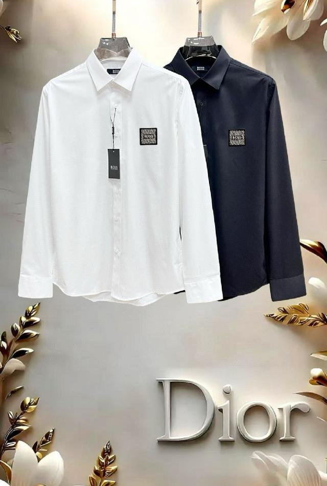 标准版型短袖圆领T恤。白色纯棉材质。定制化FENDI Flower刺绣和浅蓝色3D印花