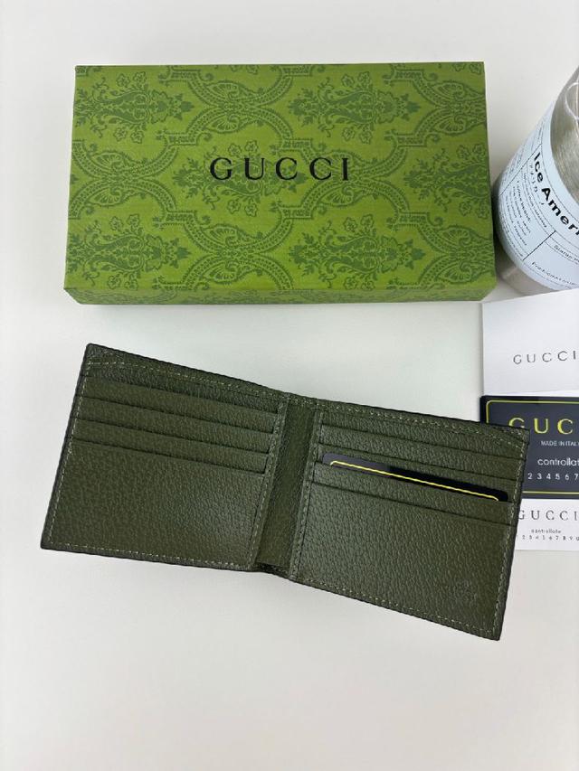 这款钱包以黑色GG Supreme帆布匠心打造，内里甄选黑色皮革制作而成，