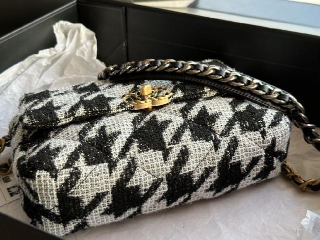 CHANEL：：．型号：92993尺寸：33CM：