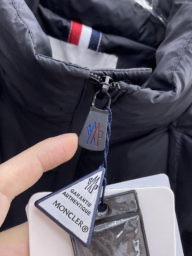 官网款2025秋冬新款羽绒服。这款号称羽绒服届最高端的，