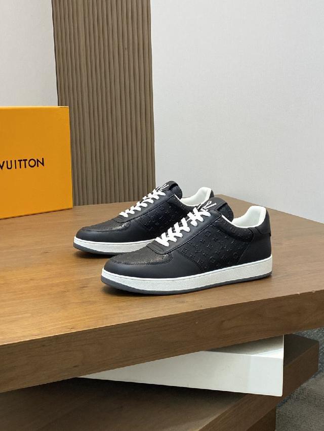 新品男士高端休闲运动鞋，选用进口头层牛皮丝印品牌