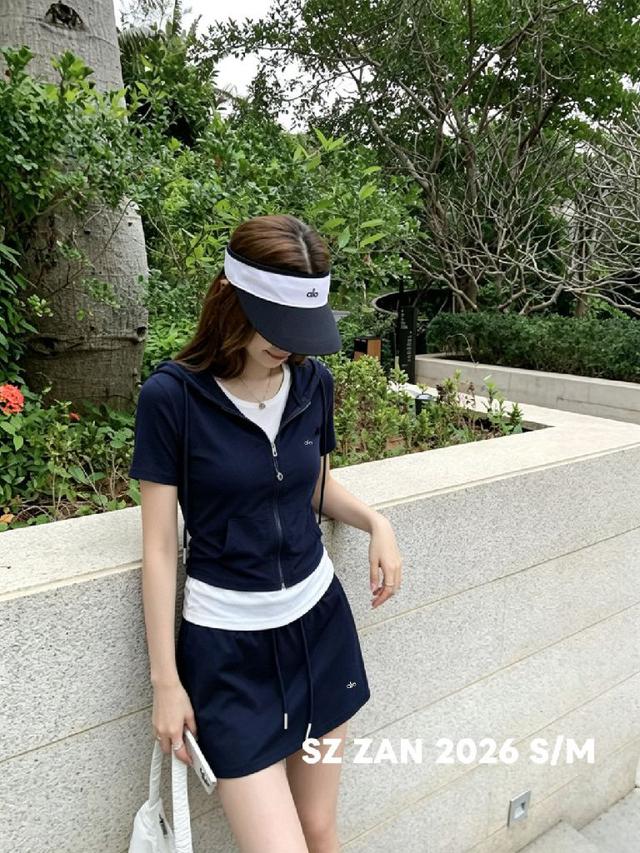 是整件衣服的视觉核心 采用高弹坑条针织面料 紧密贴合身形
