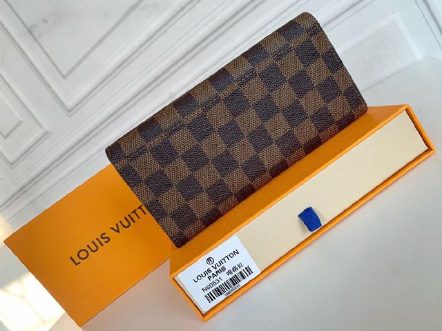 M60531 内面配色 这款信封式钱夹以优雅的 Monogram 帆布制成