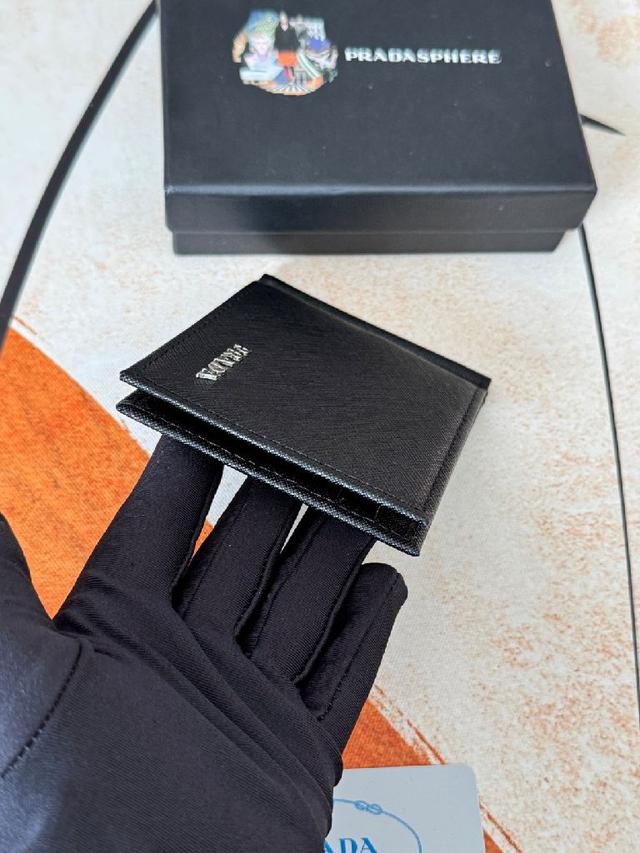 prada 独家实拍 票夹 十字纹牛皮 中间金属夹  简单易用