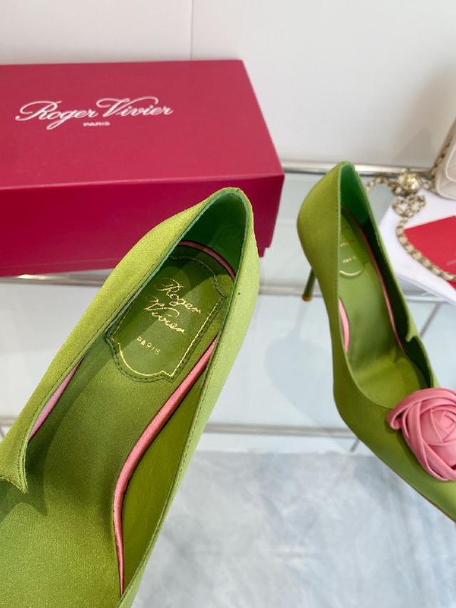 Roger Vivi   SS26 玫瑰花 早春新款平底高跟单鞋