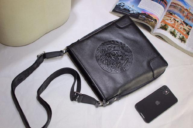 顶级原单货最新款式正品开模专柜同步。范思哲男士霸气斜跨包