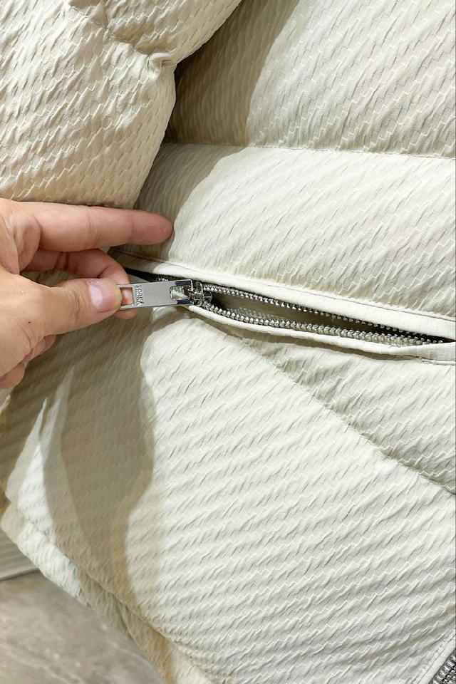 男生女生都可以驾驭，包容性强。 充绒饱满厚实，防寒能力强
