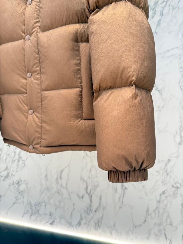 独家专供秋冬新款立领羽绒服。贸易公司渠道稀出
