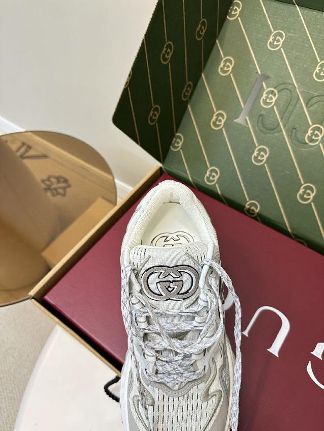 Gucci Ripple系列运动鞋采用创新缝线工艺制作，皮革设计搭配三维立体