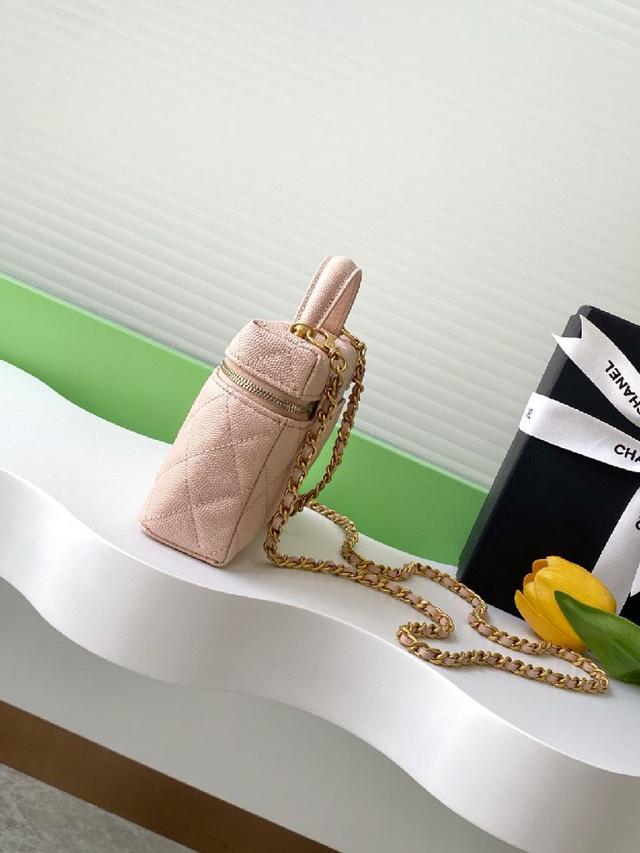 手拿包👜 颗粒小牛皮配金色金属 让整个包看起来更