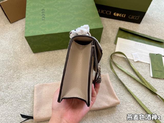 开始对这种全是logo的包没有任何好感，后来发现这款上身简直无敌好看