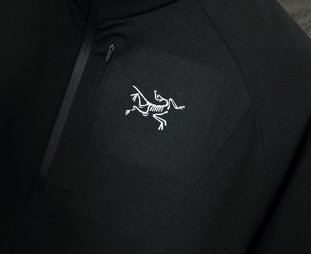 始祖鸟新款立领拼色长袖， 高周波压标logo干净舒适，