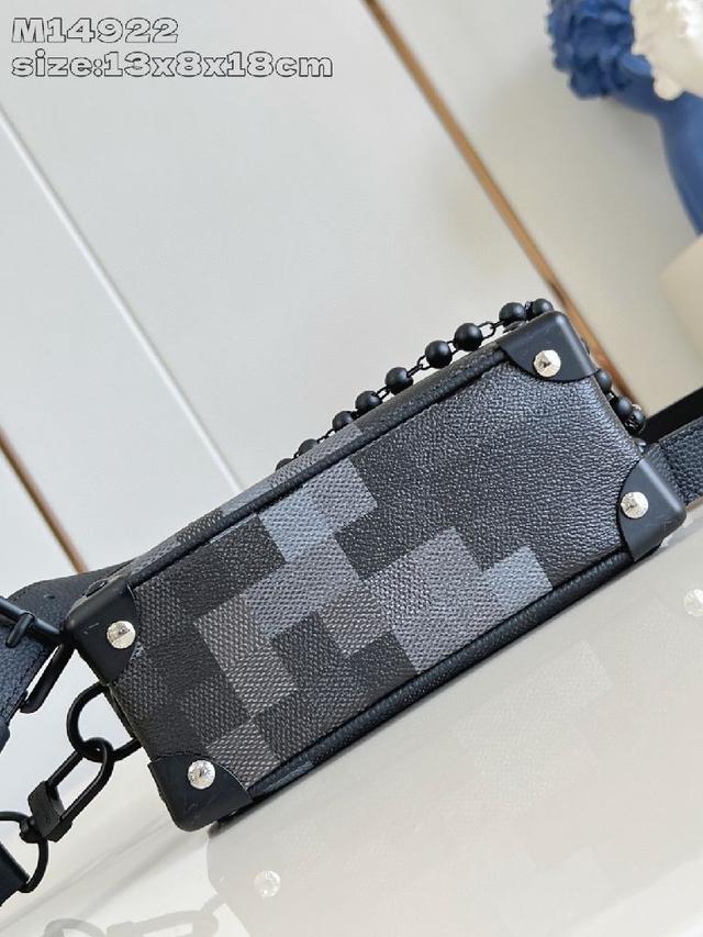 本款 Dopp Kit 盥洗袋以深邃 Damoflage Black 帆布搭