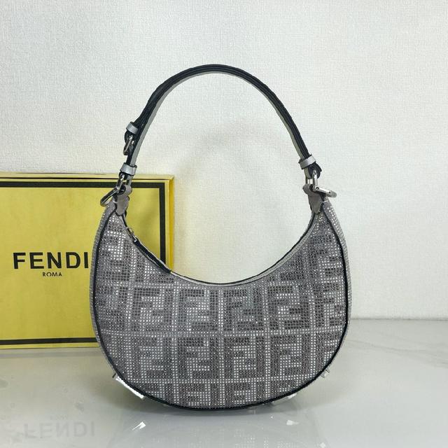 把经典金属大Logo[FEND1]装饰在包包底部，包包的轮廓很贴切身体的线条