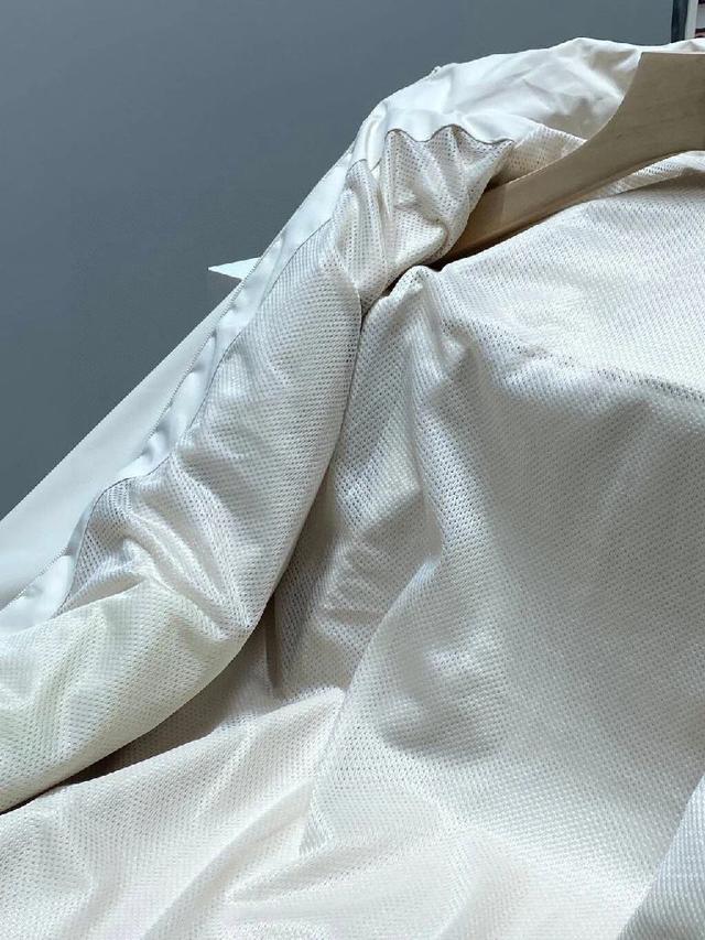 高度复刻，绝对是一款不可多得的好冲锋衣 ！！是一款横跨所有年龄的经典款百搭这个款是长青款，