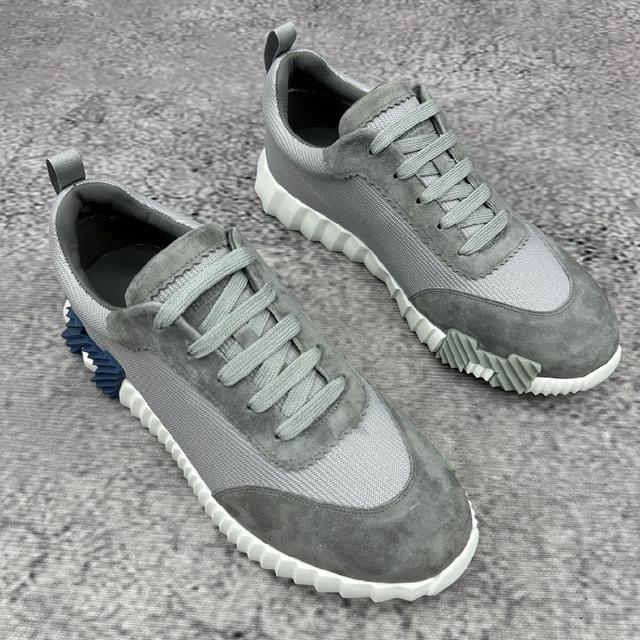 高科技网眼麂皮山羊皮运动鞋。 轻盈鞋底装饰撞色图案