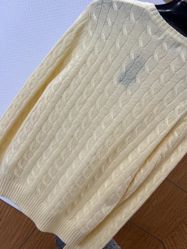 触感亲肤保暖，兼具良好透气性与抗皱性，保证了针织衫的舒适穿着体验与高级质感；领口采用经典圆领设计