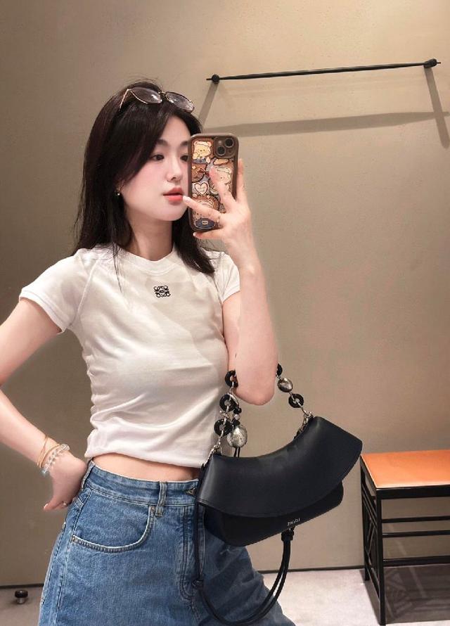 是柔软轻巧且灵活百搭的夏季包款，采用弧形包身