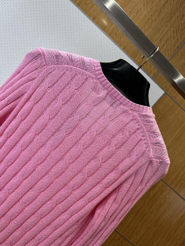 触感亲肤保暖，兼具良好透气性与抗皱性，保证了针织衫的舒适穿着体验与高级质感；领口采用经典圆领设计