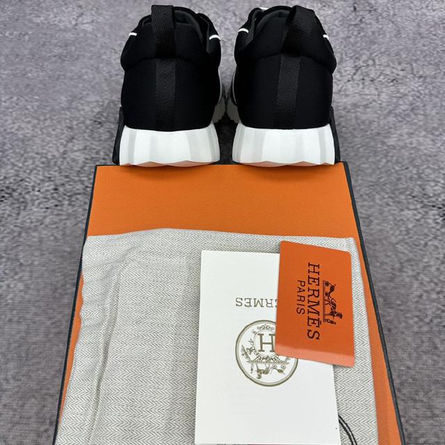 高科技泽西织物和麂皮山羊皮运动鞋，饰有撞色Nappa皮革滚边。