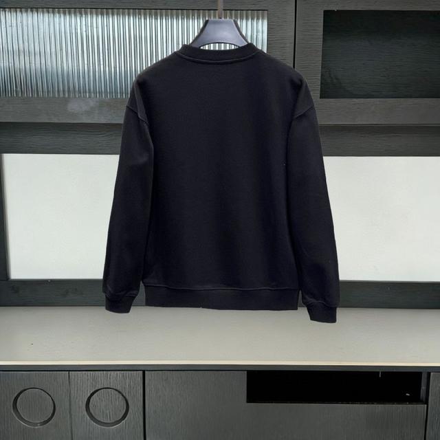 品牌元素设计理念，体现高品质。手感细腻柔软！呈现休闲裁剪