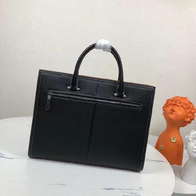 意大利奢侈大品牌，男士双肩背包 ，翻盖头层牛