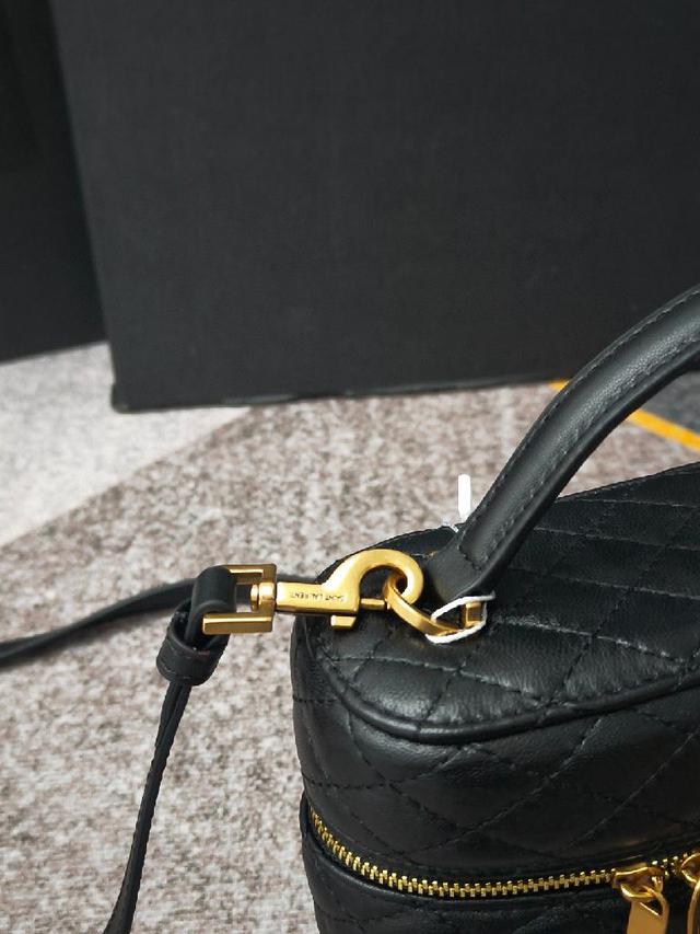 漆皮质感的小gaby，也是ROSE同款空间大，手提单肩斜