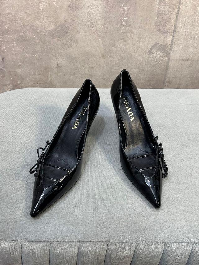 普拉达26ss早春最新走秀款尖头蝴蝶结高跟鞋 复古老钱风小猫跟单鞋