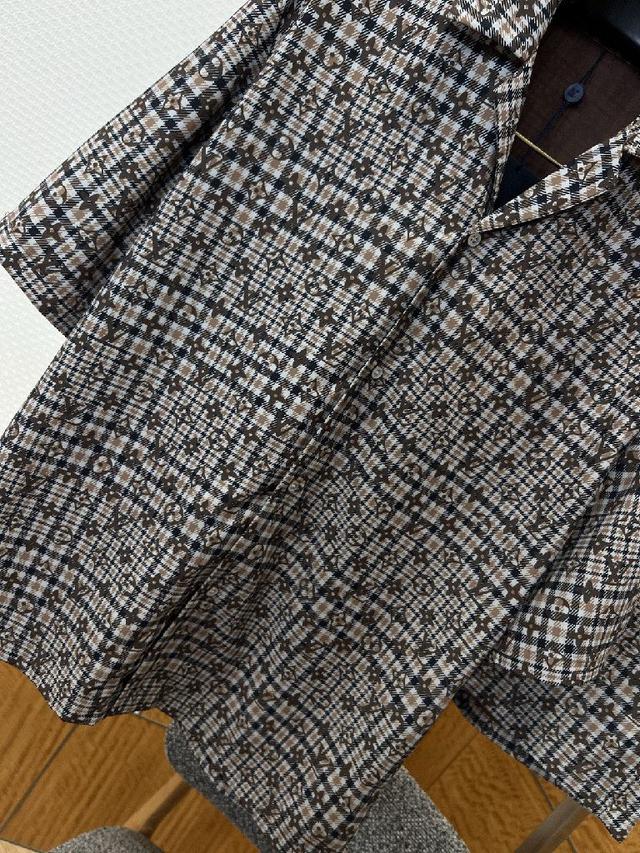 衣身多口袋工装版型搭配立体贴袋设计，袋口辅以黄铜铆钉加固，工艺细腻扎实，