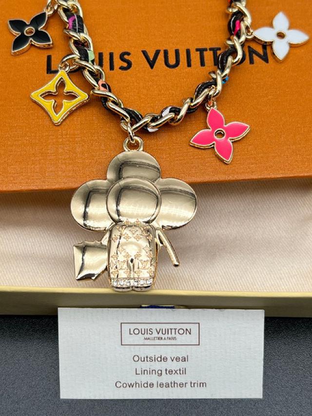 镶嵌水晶钻石装饰，搭配星星图案皮质挂绳。