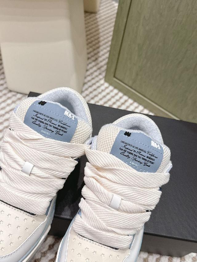 Amiri的品牌字母和 MA标识出现在鞋身