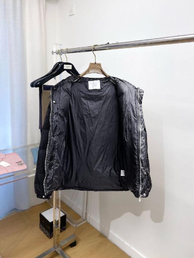 官网款2025秋冬新款羽绒服。这款号称羽绒服届最高端的，