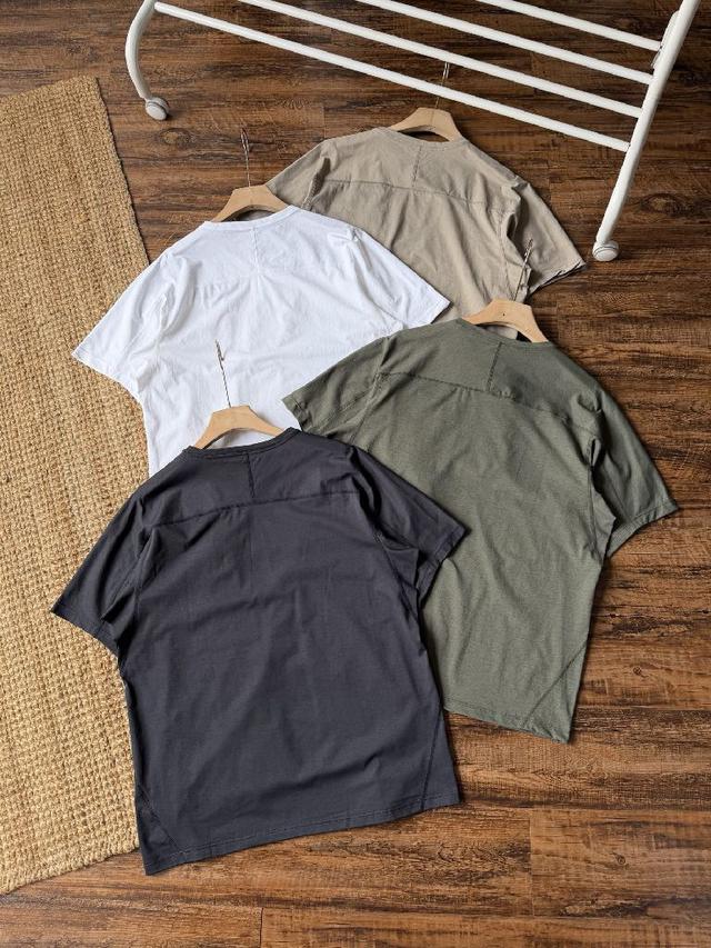 大方又不失时尚感。衣服上精致的品牌标识低调而独特，增添细节亮点