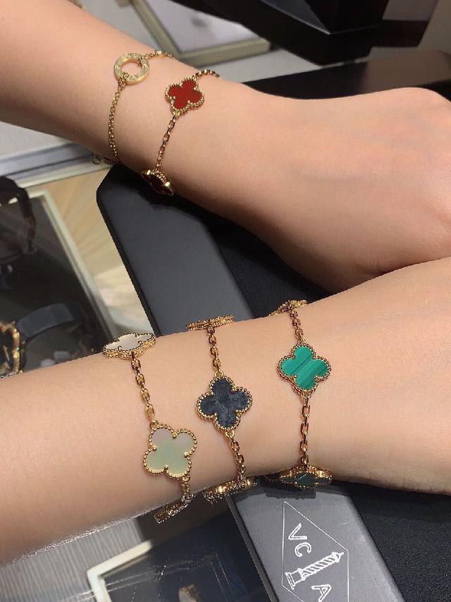 我们的顶级终极版本采用的是纯银材质，再到表层电镀超厚的真金电镀层，