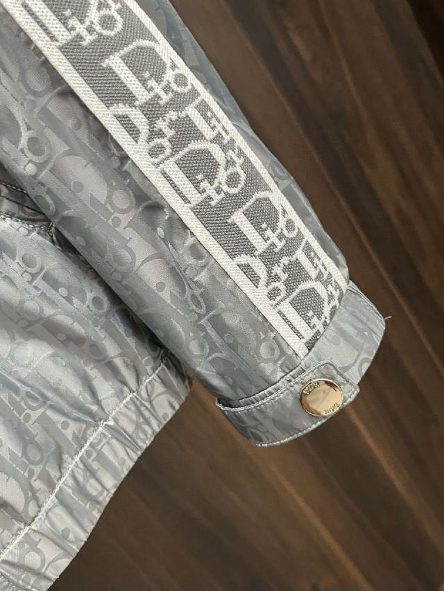 经典设计感与颜值爆棚的外套（帽子可隐藏）品质更是无法挑剔品控可以直接